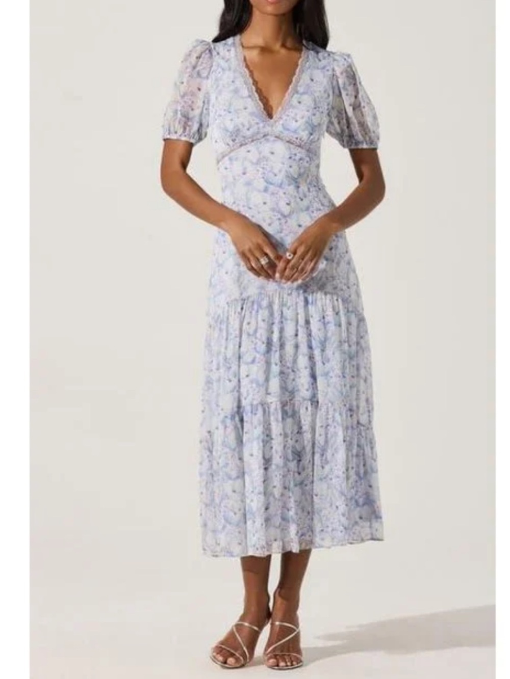 Astr The Label Floral Tiered Midi Dress- Light Blue/White. Size Medium